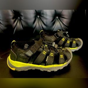 Size 11 keens. Perfect for playing in the great outdoors 🏕️